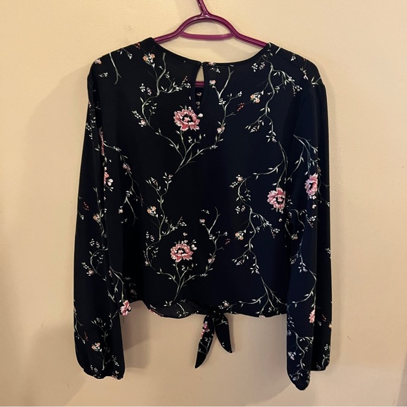 Lovely Blouse - Picture 2 of 6